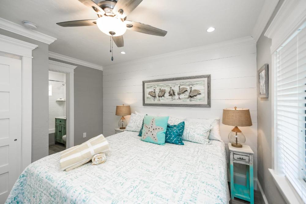 Deluxe 1 Bedroom Suite w/ Patio interior